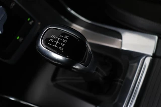 Volvo V60 Volvo V60 2.0 T3 R-Design | Dealer onderhouden |  Stoelverwarming | Xenon | Trekhaak | Navigatie | Leder/Alcantara | Parkeerhulp | Bluetooth | Cruise control - afbeelding nr 17