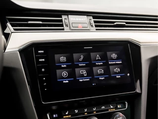 Volkswagen Passat 150Pk Automaat (PANORAMADAK, APPLE CARPLAY, DIGITAL COCKPIT, LUXE LEDEREN SPORTSTOELEN, 360 CAMERA, STOELVERWARMING, ZWART HEMEL, ADAPTIVE CRUISE, NIEUWSTAAT) - afbeelding nr 27