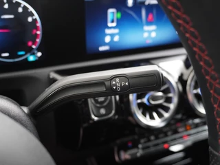 Mercedes-Benz A-Klasse Mercedes-Benz A-Klasse A180 AMG // Multibeam LED // Sfeerverlichting // Adaptief Onderstel // 19