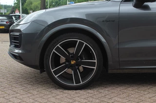 Porsche Cayenne Porsche Cayenne 3.0 E-Hybrid Platinum Edition / Trekhaak / Panoramadak / 360Camera / 22'' / Matrix LED / Luchtvering / Sportdesign / Sportchrono / Keyless / Stoelventilatie / Stuurverwarming / Dodehoek / DAB / ACC - afbeelding nr 14