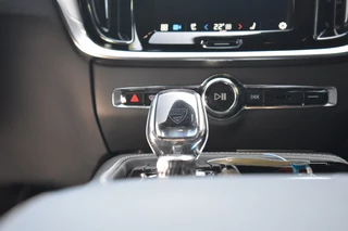 Volvo V60 Volvo V60 T6 350pk AWD Plus Dark | 19'' | Trekhaak | Harman/Kardon | 360 - afbeelding nr 13