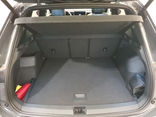 Volkswagen Tiguan Volkswagen Tiguan 1.5 eTSI 150pk DSG/AUT R-Line LEDER, Wegklapbare trekhaak, Panoramadak - afbeelding nr 28