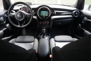 MINI Cooper MINI Cooper Mini 1.5 Pepper | NL AUTO | HUD | Sportinterieur (leer/ stof/ stoelverwarming) | Apple Carplay | Sfeerverlichting | 17inch | LED pakket | Keyless GO/ ENTRY | DUAL ZONE CLIMATE | Bonnet Stripes | Zwart dak | Front- achterspoiler - afbeelding nr 10