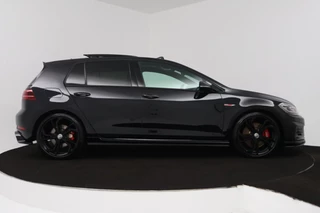 Volkswagen Golf Volkswagen GOLF 2.0 TSI GTI TCR (AKRAPOVIC, PANORAMADAK, CAMERA, STOELVERWARMING, CRUISE CONTROL, DEALER ONDERHOUDEN) - afbeelding nr 14