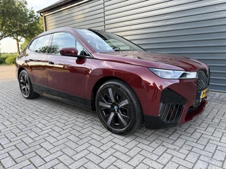 BMW iX BMW iX xDrive40 High Executive 77 kWh SOH 99% Led v+a Auto.inparkeren Pano - afbeelding nr 8