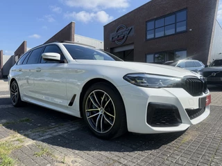 BMW 5 Serie PANO/HEAD-UP/ADAPTIVE-CHASSIS/ALCANTARA/CAMERA/LIVE-COCKPIT PRO/DAB/STANDKACHEL/SHADOW-LINE/18