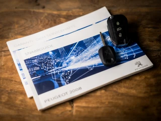 Peugeot 2008 Automaat (PANORAMADAK, APPLE CARPLAY, NAVIGATIE, CLIMATE, STOELVERWARMING, LEDER, SPORTSTOELEN, GETINT GLAS, CRUISE, LM VELGEN, NIEUWSTAAT) - afbeelding nr 18