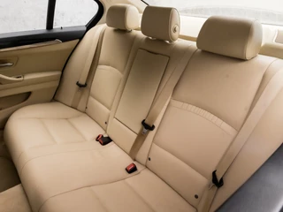 BMW 5 Serie BMW 5 Serie 535i High Executive 306Pk Automaat (VIRTUAL COCKPIT, 6 CILINDER, GROOT NAVI, MEMORY SEATS, LEDER, STOELVERWARMING, CAMERA, HARMAN/KARDON, XENON, NIEUWE APK, NIEUWSTAAT) - afbeelding nr 17