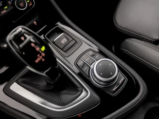 BMW 2 Serie Automaat (GROOT NAVI, M PAKKET, HEAD-UP DISPLAY, LEDER, SFEERVERLICHTING, GETINT GLAS, SPORTSTOELEN, DIGITAL COCKPIT, CRUISE, NIEUWE APK, NIEUWSTAAT) - afbeelding nr 23