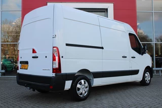 Renault Master Renault Master T33 2.3 dCi 135PK L2H2 WORK EDITION 3-ZITS | LINKER ZIJSCHUIFDEUR | TREKHAAK | NAVIGATIE | ACHTERUITRIJ CAMERA | PARKEER SENSOREN VOOR / ACHTER | AIRCO | CRUISE CONTROL | MISTLAMPEN VOOR | DODEHOEKDETECTIE | ALL SEASON BANDEN | - afbeelding nr 4