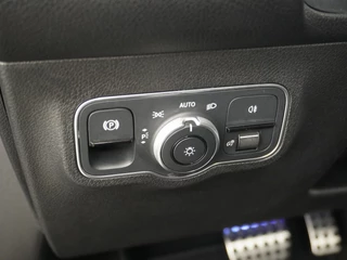 Mercedes-Benz GLB Mercedes-Benz GLB 200 AMG // Panoramadak // Sfeerverlichting // Carplay // Nightpakket // Camera // LED - afbeelding nr 19