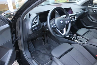 BMW 1 Serie BMW 1-serie 118i 140PK AUTOMAAT EXECUTIVE EDITION | PANORAMISCH SCHUIF/KANTELKDAK | AFNEEMBARE TREKHAAK | DRAADLOZE TELEFOONLADER | DRAADLOZE APPLE CARPLAY/ANDROID AUTO | NAVIGATIE | ACHTERUITRIJ CAMERA | PARKEERSENSOREN VOOR EN ACHTER | CRUISE CONTROL | FULL LED KOPLAMPEN | CLIMATE CONTROL | ALL SEASON BANDEN | 17