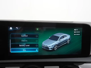 Mercedes-Benz A-Klasse Mercedes-Benz A-Klasse 250e AMG // Panoramadak // Memory // Trekhaak // Keyless // Carplay // Sfeerverlichting // MultiBeam LED // Night Pakket // Augmented Reality - afbeelding nr 42