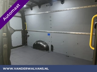 Volkswagen Crafter Volkswagen Crafter 2.0 TDI 141pk Automaat L3H3 L2H2 Euro6 Airco | Camera | Navigatie | 3000kg Trekhaak | Cruisecontrol Chauffeursstoel, Parkeersensoren, Stoelverwarming, Bijrijdersbank - afbeelding nr 11
