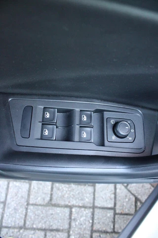 Volkswagen T-Roc Volkswagen T-Roc Cabrio 1.5 TSI 150PK AUTOMAAT R-LINE | VIRTUAL COCKPIT | STOEL/STUUR VERWARMING | 19