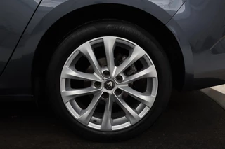 Renault Mégane Renault Mégane 1.3 TCe Limited | Carplay | Camera | Navigatie |  Sfeerverlichting | Keyless | Climate control | Cruise control | Parkeerhulp - afbeelding nr 26