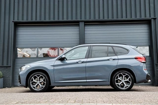 BMW X1 BMW X1 sDrive18i M-Sport M-Pakket /LED/PANODAK/GROOT NAVI/STOELVERW./TREKHAAK/ACC/LEDER! - afbeelding nr 2