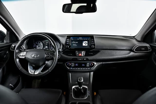 Hyundai i30 | Cruise | Camera | PDC | NAV + App. Connect | ECC | Afn. Trekhaak | LM 17