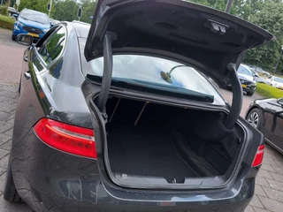 Jaguar XE 2.0 D 163pk Automaat Portfolio Premium Business Pack | Origineel NL | Navi | Bi-Xenon | Clima | Cruise | Leder+Verwarmd+Elek.Verstel | Pdc V+A+Camera | Rijstrook+Licht+Regensensor | 19''lm - afbeelding nr 31