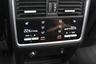 Porsche Cayenne Porsche Cayenne Coupé 3.0 / Trekhaak / Panoramadak / Camera / Luchtvering / 22'' / Bose / Stoelventilatie / Sportchrono / Stoelverwarming / DAB / ACC - afbeelding nr 32