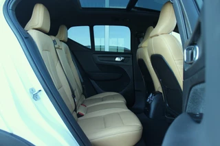 Volvo XC40 ➡️ Volvo XC40 1.5 T5 Recharge Inscription 262 pk | 1e eigenaar | 19 inch | Camera | Dakraam | LED | DAB | Trekhaak | Voorruit verwarming | Telefoon lader | NL auto | inc BTW | - afbeelding nr 16