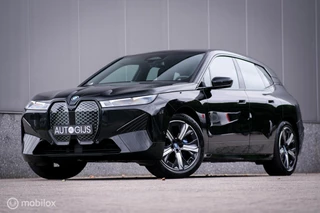 BMW iX xDrive40 High Executive 77 kWh | Trekhaak | Panorama | Laser LED | HUD | alcantara | Dealer onderhouden | 360 camera | SOH 97,3 | Rijklaarprijs | Fabrieksgarantie | Carplay | 2500 kg trekvermogen |