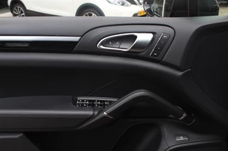 Porsche Cayenne Porsche Cayenne 3.0 S E-Hybrid / Panoramdak / Camera / 20'' / Luchtvering / Bose / Sportchrono / Stuurverwarming / Leder / Stoelverwarming / Cruise Control - afbeelding nr 29