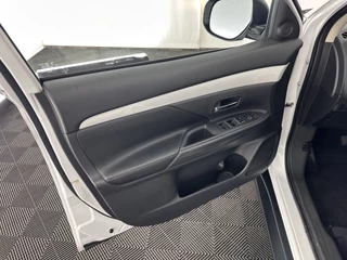 Mitsubishi Outlander Aut. *NAVI-FULLMAP | LEATHER-FABRIC | COMFORT-SEATS | CAMERA | ECC | KEYLESS | SHIFT-PADDLES | TOWBAR | 16