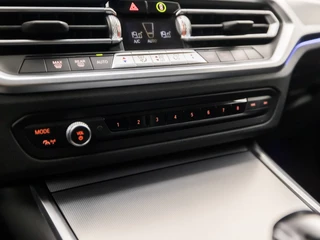 BMW 3 Serie BMW 3 Serie Touring 320i Sportline Shadow 184Pk Automaat (APPLE CARPLAY, GROOT NAVI, CAMERA, LEDER, ADAPTIVE CRUISE, SFEERVERLICHTING, SPORTSTOELEN, HIFI, TREKHAAK ELEKTRISCH, GETINT GLAS, NIEUWSTAAT) - afbeelding nr 30