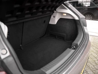 SEAT Leon | Navigatie & Apple Carplay/Android Auto | Parkeersensoren | Hoogteverstelling stoelen | Climate control | Donker getint glas | Cruise control - afbeelding nr 39