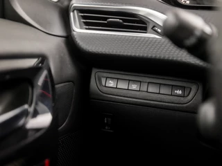 Peugeot 2008 Automaat (PANORAMADAK, APPLE CARPLAY, NAVIGATIE, CLIMATE, STOELVERWARMING, LEDER, SPORTSTOELEN, GETINT GLAS, CRUISE, LM VELGEN, NIEUWSTAAT) - afbeelding nr 25