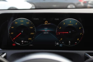 Mercedes-Benz A-Klasse Mercedes-Benz A-Klasse 180 Business Solution AMG / Panoramadak / Camera / Sfeerverlichting / Apple CarPlay / 18'' / DAB / Stoelverwarming / Cruise Control - afbeelding nr 16