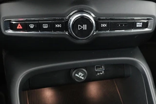 Volvo XC40 Volvo XC40 1.5 T3 R-Design | Stoel & stuurverwarming |  Trekhaak | Camera | Navigatie | Achterbankverwarming | Leder/Alcantara | Full LED - afbeelding nr 30