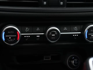 Alfa Romeo Giulia Alfa Romeo Giulia 2.0 Turbo 280 PK Competizione Q4 AWD | Harman | Veloce | 19