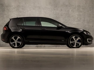 Volkswagen Golf Volkswagen Golf 1.4 TSI GTE Sport 204Pk Automaat (APPLE CARPLAY, NAVIGATIE, CLIMATE, LEDEREN SPORTSTOELEN, PARKEERSENSOREN, GETINT GLAS, CRUISE, NIEUWE APK, NIEUWSTAAT) - afbeelding nr 4