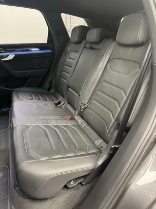 Volkswagen Touareg Volkswagen Touareg 3.0 TSi DSG R-Line 4Motion Navigatie-Pano-Elektr.Trekhaak-Achterasbesturing-Adapt.Cr.Contr-Carplay-Clima-Camera-Stoel/Stuurverwarming-Luchtvering-Headup - afbeelding nr 17