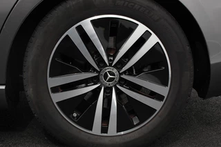 Mercedes-Benz A-Klasse Mercedes-Benz A-klasse 200 Automaat Progressive | Sfeerverlichting | Navigatie | Climate control | Camera | Parkeer sensoren | Half Lederen Bekleding | Led  | Cruise Control | LMV Velgen - afbeelding nr 3