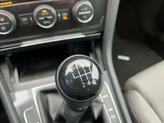 Volkswagen Golf Volkswagen Golf 1.0 TSI Life LED Navi CarPlay Adaptive Cruise Climate Trekhaak - afbeelding nr 16