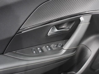 Peugeot 2008 Peugeot 2008 1.2 PureTech 130pk Automaat GT-Line Navigatie Apple Carplay/Android Auto Camera Parkeersensoren Ledverlichting Cruise Control Virtual Cockpit Climate Control Lichtmetalen velgen - afbeelding nr 13