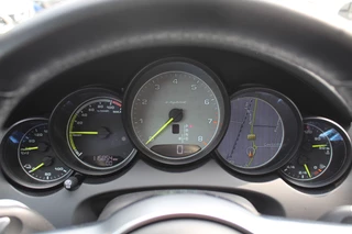 Porsche Cayenne Porsche Cayenne 3.0 S E-Hybrid / Panoramdak / Camera / 20'' / Luchtvering / Bose / Sportchrono / Stuurverwarming / Leder / Stoelverwarming / Cruise Control - afbeelding nr 18