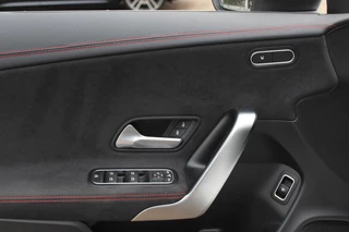 Mercedes-Benz A-Klasse Mercedes-Benz A-Klasse 180 Business Solution AMG / Panoramadak / Camera / Sfeerverlichting / Apple CarPlay / 18'' / DAB / Stoelverwarming / Cruise Control - afbeelding nr 27