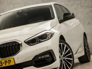 BMW 1 Serie Automaat (VIRTUAL COCKPIT, APPLE CARPLAY, GROOT NAVI, STUUR/STOELVERWARMING, ADAPTIVE CRUISE, LEDER, CAMERA, SPORTSTOELEN, DAB+, GETINT GLAS, NIEUWSTAAT) - afbeelding nr 17