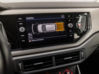 Volkswagen Polo (APPLE CARPLAY, GROOT NAVI, PARKEERSENSOREN, ADAPTIVE CRUISE, GETINT GLAS, SPORTSTOELEN, LM VELGEN, ARMSTEUN, NIEUWE APK, NIEUWSTAAT) - afbeelding nr 22