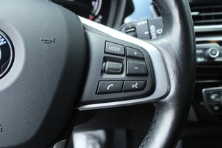 BMW X1 BMW X1 sDrive18i 141pk AUTOMAAT NL-Auto 74.942km Clima Cruise Navi Camera HUD Keyless El. Klep 17