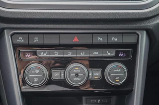 Volkswagen T-Roc Volkswagen T-Roc Cabrio 1.5 TSI R-Line ACC VIRTUAL COCKPIT STOELVERWARMING AUTOMAAT LEDER CAMERA - afbeelding nr 29