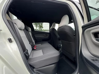Toyota Yaris Toyota Yaris 1.5 Hybrid Dynamic Bi-Tone HYBRID / 1E EIGENAAR / STOELVERWARMING / CAMERA / LMV / NL AUTO / DEALER ONDERHOUDEN - afbeelding nr 27