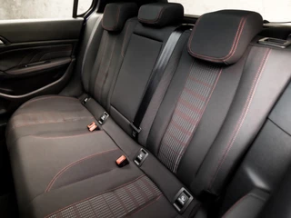 Peugeot 308 Automaat (PANORAMADAK, APPLE CARPLAY, LEDER, DENON AUDIO, SPORTSTOELEN, LED KOPLAMPEN, 360 CAMERA, ADAPTIVE CRUISE, GETINT GLAS, LANE ASSIST, DAB+, NIEUWE APK, NIEUWSTAAT) - afbeelding nr 15