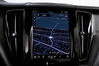 Volvo XC60 Volvo XC60 2.0 T6 Plug-in hybrid AWD Plus Dark | S/K-Panodak | Dig. Cockpit | Adapt. Cruise | Memory Stoelen | Elek. Klep | Stoel-+stuurverw. | 360 Camera | Harman/Kardon | NAV+App. Connect | LM 19