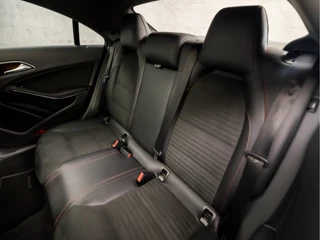 Mercedes-Benz CLA Mercedes-Benz CLA 180 AMG Sport Automaat (SCHUIFDAK, APPLE CARPLAY, GROOT NAVI, LEDER/ALCANTARA, STOELVERWARMING, SPORTSTOELEN, CRUISE, KEYLESS START, NIEUWSTAAT) - afbeelding nr 14
