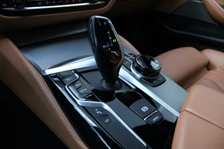 BMW 5 Serie BMW 5-serie 520i High Executive M-Sport | Schuifdak | H&K | Trekhaak - afbeelding nr 21